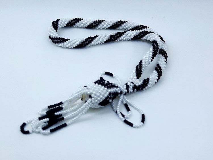 Siyah Beyaz Örme Efe Boy Sallama